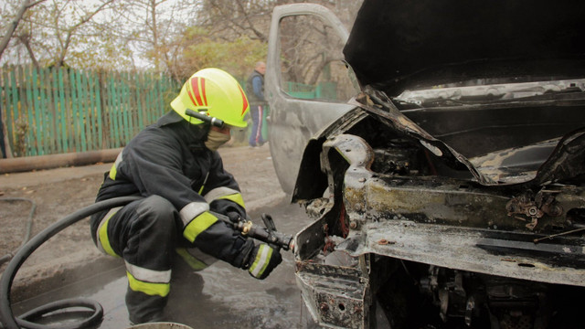 Pompierii au stins mai multe autoturisme cuprinse de flăcări