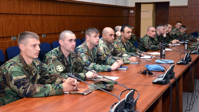 Experții NATO desfășoară un curs anticorupție pentru militarii moldoveni