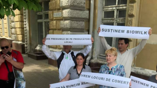 Producătorii de lapte au protestat la Primăria Chișinău, pentru a cere locuri amenajate pentru vânzarea produselor