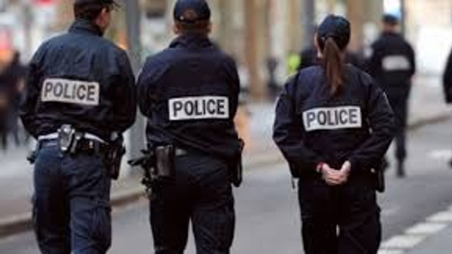 Un bărbat care se plimba cu o macetă pe străzile Parisului, arestat de poliție
