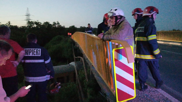 VIDEO | Tren, oprit de urgență după ce mai multe cabluri de înaltă tensiune au căzut peste acesta