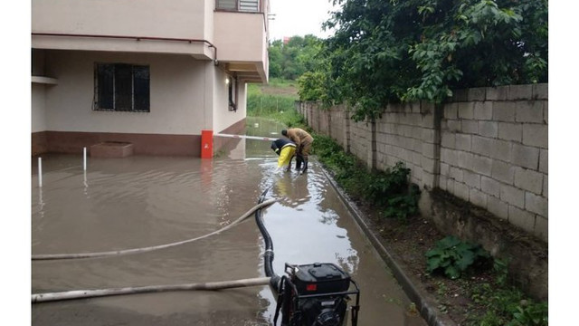 Ploile puternice de ieri au afectat drumuri și au inundat gospodării din mai multe raioane ale țării