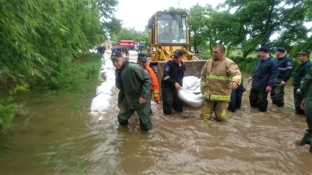 VIDEO | Pericol de inundații la Ungheni. Zeci de salvatori întreprind lucrări de fortificare a digului
