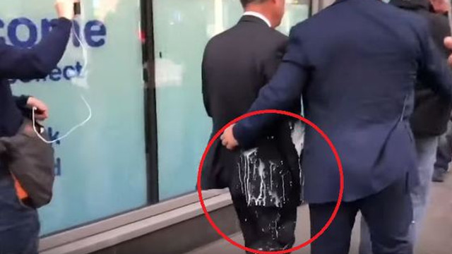 Incident în timpul unui miting electoral: Politicianul care a provocat referendumul pentru Brexit, atacat cu un milkshake 