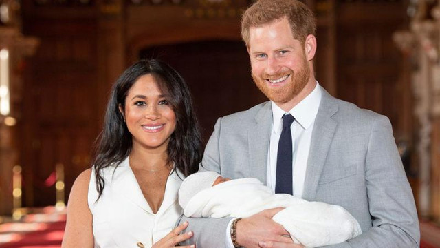 GALERIE FOTO | Ducele și ducesa de Sussex și-au prezentat bebelușul în public