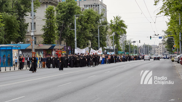 FOTO | Mitropolia Moldovei a desfășurat un „marș al tăcerii” prin Chișinău, în susținerea familiei tradiționale