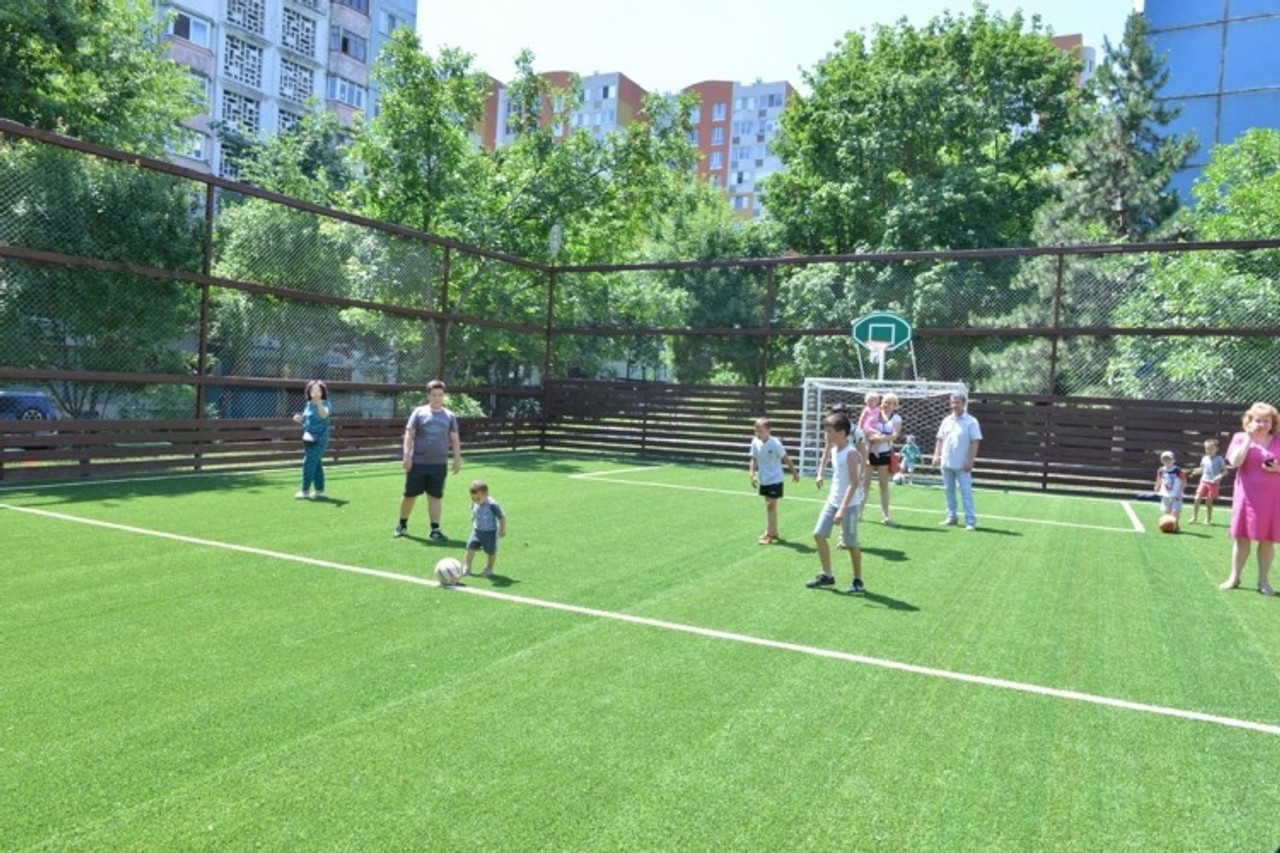 Можно ли играть на площадках. Футбольная площадка на улице. Футбольная площадка во дворе. Футбольная площадка для детей. Детская футбольная площадка.