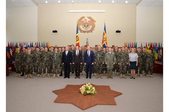 Militarii din contingentul KFOR-10, care s-a aflat în Kosovo, au fost decorați de ministrul Apărării