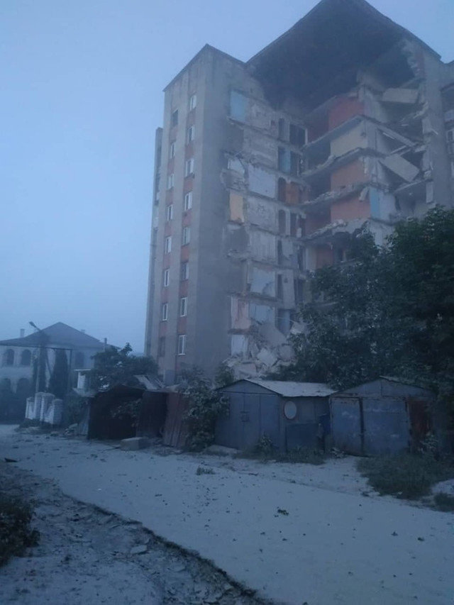 VIDEO | Un bloc de locuit cu 9 etaje s-a prăbușit în orașul Otaci. Pompierii și salvatorii au evacuat locatarii