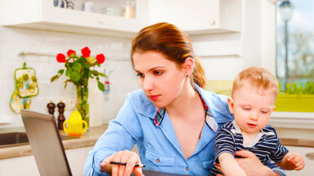 STUDIU | Mamele cu copii mici îmbină cu greu activitatea profesională cu cea familială