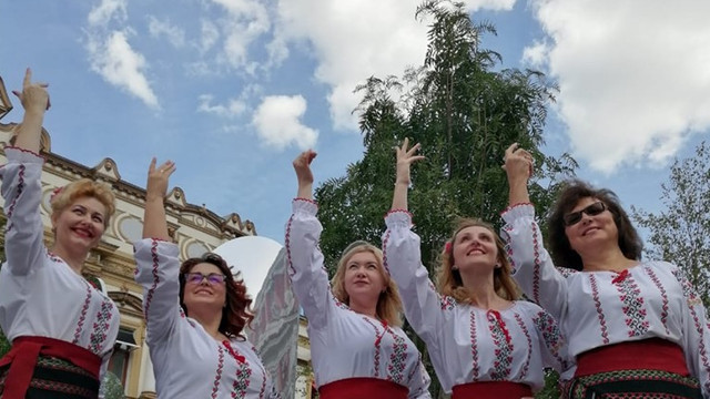FOTO | Ia românească purtată în Piața Roșie din Moscova de angajatele Ambasadei R.Moldova din Rusia