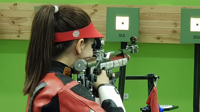 Jocurile Europene | Sportiva din România, Laura Coman, a cucerit medalia de aur în proba de pușcă aer comprimat 