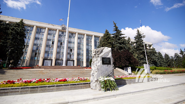 FOTO | Evenimente la Chișinău, la 79 de ani de la anexarea Basarabiei: depuneri de flori la piatra comemorativă din PMAN și protest la Ambasada Rusiei