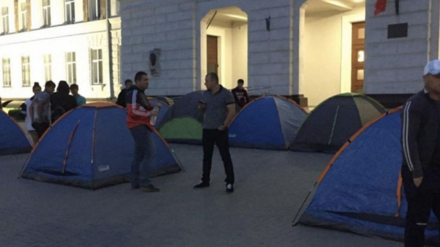 În fața mai multor instituții de stat au apărut corturi ale protestatarilor