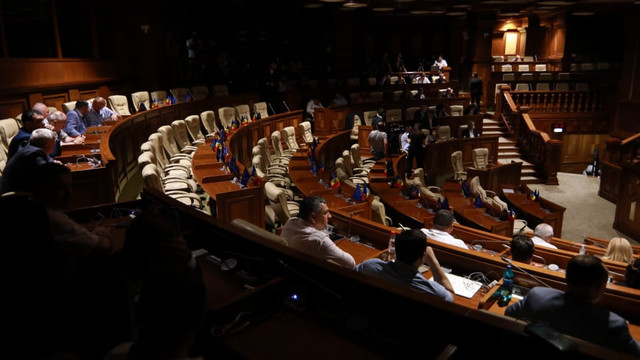 UPDATE | Deputații PSRM și din blocul ACUM au început fără lumină ședința în care urmează să aleagă președintele Parlamentului și premierul (FOTO)