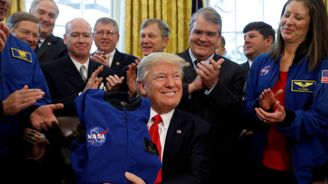 Trump contrazice planurile NASA de a duce din nou oameni pe Lună: 