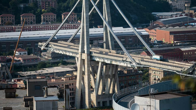 VIDEO | Explozia controlată a podului Morandi din Genova, prăbușit parțial în 2018