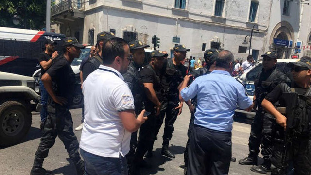 Atentat sinucigaș soldat cu cinci răniți asupra unei mașini de poliție în centrul capitalei Tunisiei