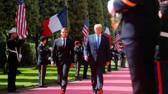 Președintele Trump participă, alături de Emmanuel Macron, la o ceremonie de comemorare, în Normandia