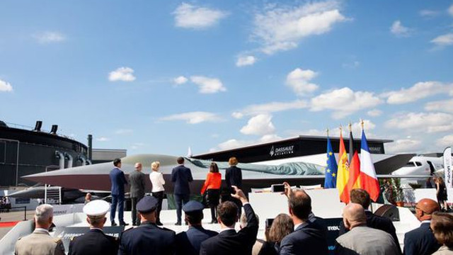 Un model de avion militar INVIZIBIL european a fost  prezentat de Emmanuel Macron la cel mai mare miting aviatic din lume