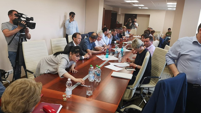 PSRM a semnat o „înțelegere temporară” cu blocul ACUM privind „deoligarhizarea” Republicii Moldova