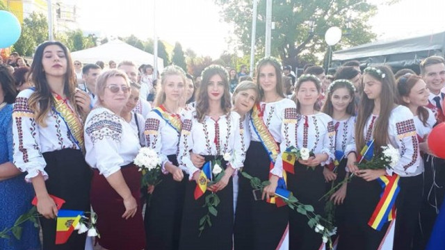 Singurul liceu românesc din Găgăuzia a făcut balul de absolvire în costume populare
