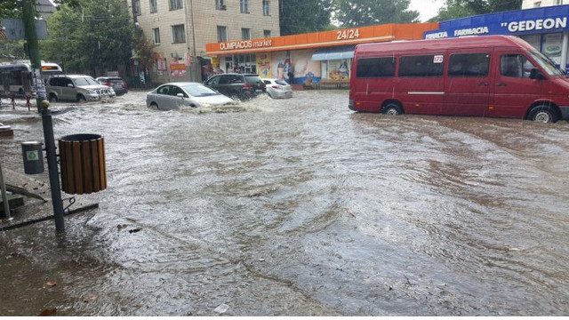 Ploaia puternică a lăsat fără curent electric un cartier întreg din Chișinău. Elevii unui gimnaziu nu pot susține examenele de absolvire