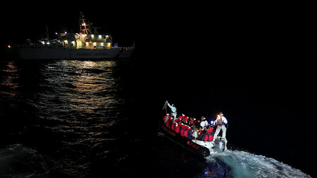 O navă italiană cu 100 de imigranți la bord, salvați de pe mare, a acostat în portul Genova