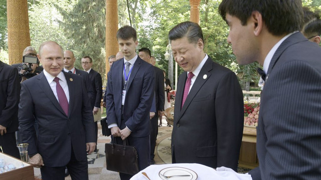 Putin i-a dăruit o cutie mare cu înghețată rusească liderului chinez Xi Jinping, cu ocazia zilei de naștere