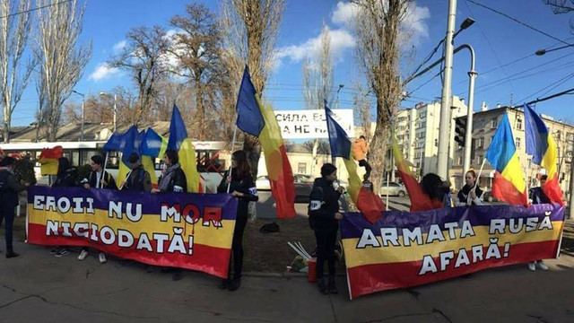 VIDEO | Flashmob de Ziua Națională a Federației Ruse în fața Ambasadei ruse de la Chișinău: „La mulți ani! Ieșiți afară!”