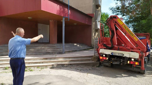 La Otaci demolarea blocului avariat acum zece zile. Guvernul asigură ajutoare umanitare (FOTO)