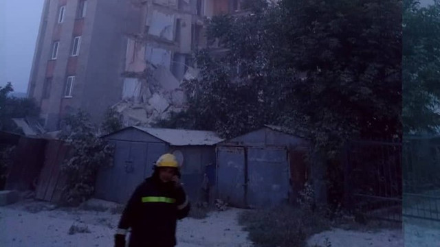 VIDEO | Un bloc de locuit cu 9 etaje s-a prăbușit în orașul Otaci. Pompierii și salvatorii au evacuat locatarii