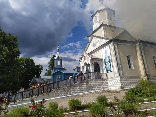 FOTO | Focul a distrus o biserică de la Ocnița