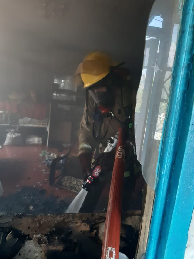 FOTO | Intervenție a salvatorilor la Căușeni într-o casă cuprinsă de flăcări, în care au rămas blocați doi copii