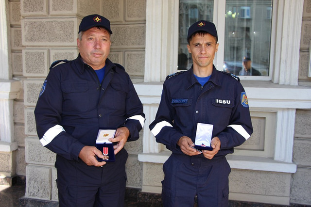 Pompierii eroi care au salvat doi copii din incendiul devastator de la Căușeni au fost decorați 