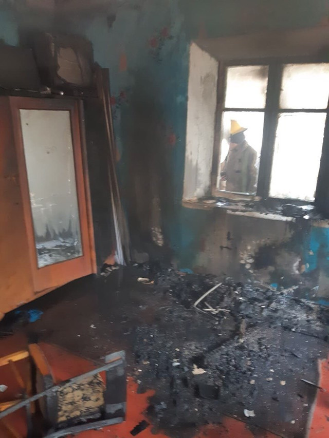FOTO | Intervenție a salvatorilor la Căușeni într-o casă cuprinsă de flăcări, în care au rămas blocați doi copii