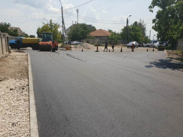  FOTO | Strada Ialoveni este reparată, a fost așternut asfaltul