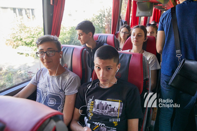 Primul grup de elevi din regiunea transnistreană a plecat la taberele de odihnă din România