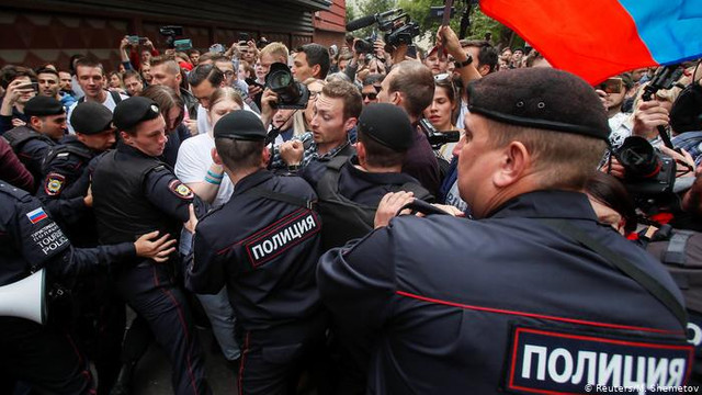 Mai mulți opozanți au fost arestați în timpul unei manifestații pentru ''alegeri corecte'' la Moscova