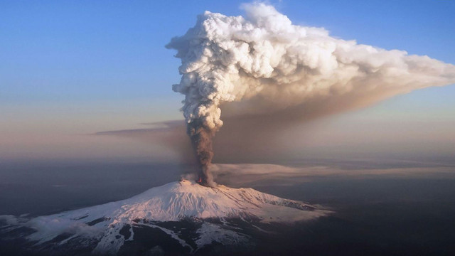 Etna, cel mai înalt vulcan activ din Europa, erupe din nou