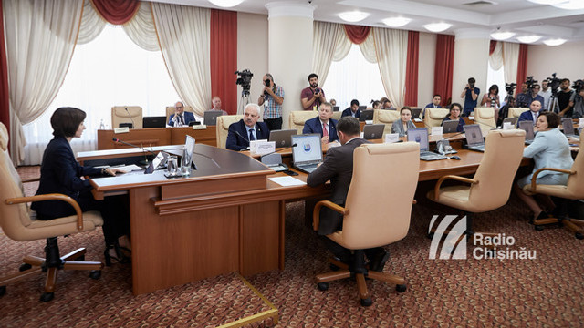 Cinci miniștri de la Chișinău merg astăzi într-o vizită la București 