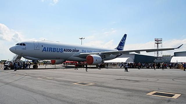 Un avion Airbus 8330 a aterizat de urgență după ce în cabină a fost detectat fum