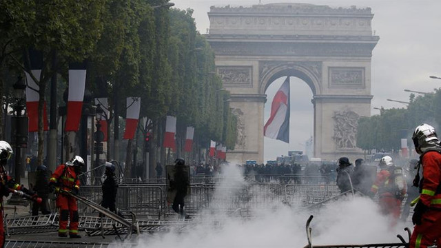 Protestatarii de pe Champs Elysees au fost dispersați cu gaze lacrimogene, după ce Emmanuel Macron a prezidat parada militară de Ziua Franței