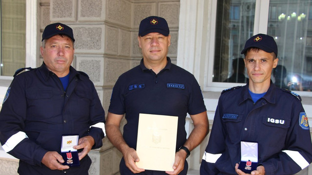 Pompierii eroi care au salvat doi copii din incendiul devastator de la Căușeni au fost decorați 