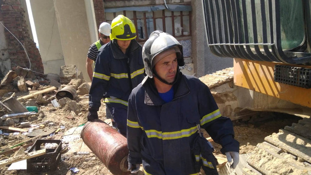 VIDEO | Cum au loc lucrările de demolare a blocului de la Otaci. Salvatorii au evacuat încă două butelii de gaz