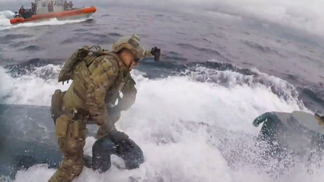 VIDEO | Momentul în care agenții americani „se aruncă” pe un submarin cu 18 tone de cocaină și canabis la bord 