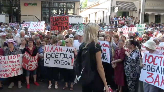 Susținătorii lui Ilan Șor scandează ”Victorie!” într-un miting organizat în fața Curții Supreme de Justiție