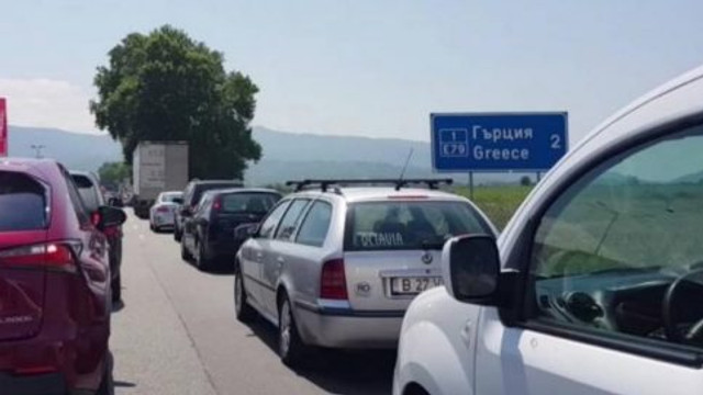 Coloană kilometrică de autovehicule la intrarea în Grecia, prin frontiera Kulata. Recomandările vameșilor
