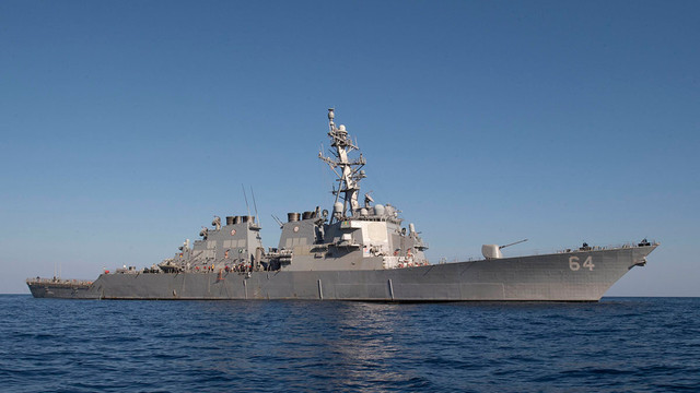 Nava de intervenție rapidă USNS Yuma și distrugătorul USS Carney, în Marea Neagră. Rusia monitorizează atent exercițiul NATO