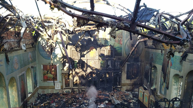 FOTO | Focul a distrus o biserică de la Ocnița